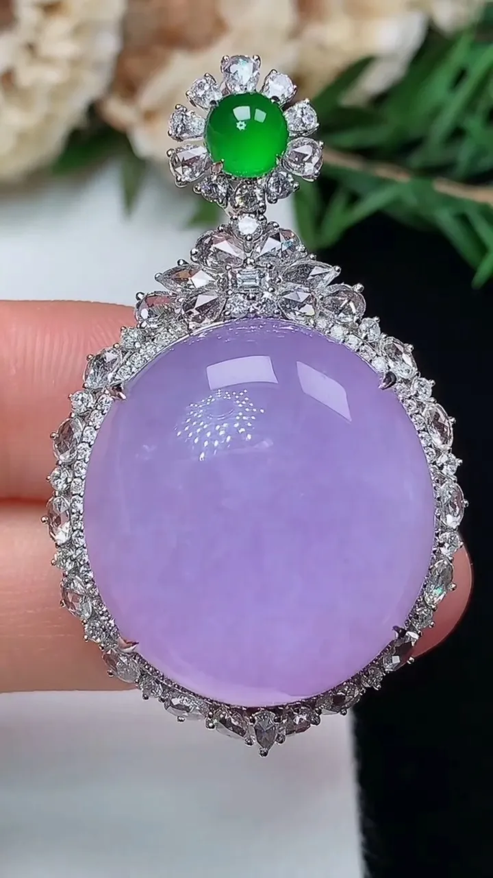 天然A货翡翠紫罗兰蛋面吊坠，尺寸43-26.4-15.8，裸石22.9-21，重量:15.74g
1