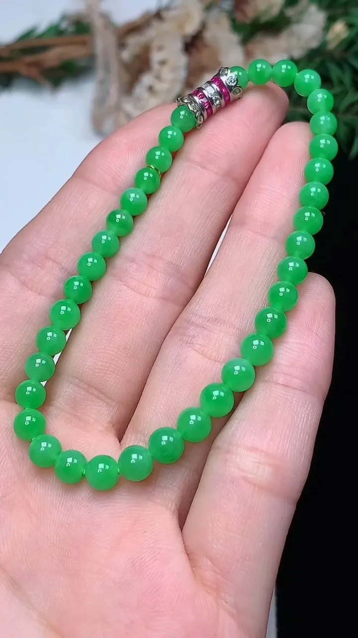 天然A货翡翠圆珠手串，尺寸4.4-37颗，重量:7.98g12月13日
工厂直销收藏佳品,种好水足，