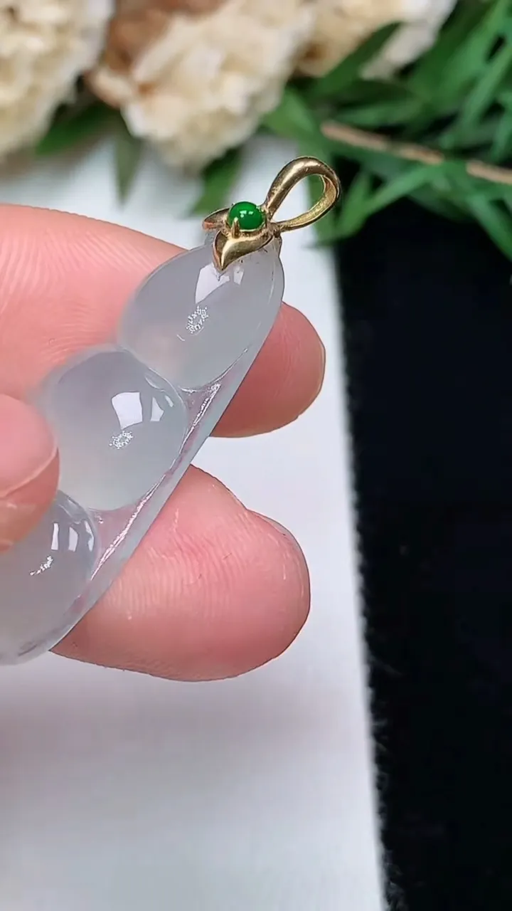天然A货翡翠白冰福豆吊坠，尺寸29.2-13.8-5.2，重量:3.99g
12月13日