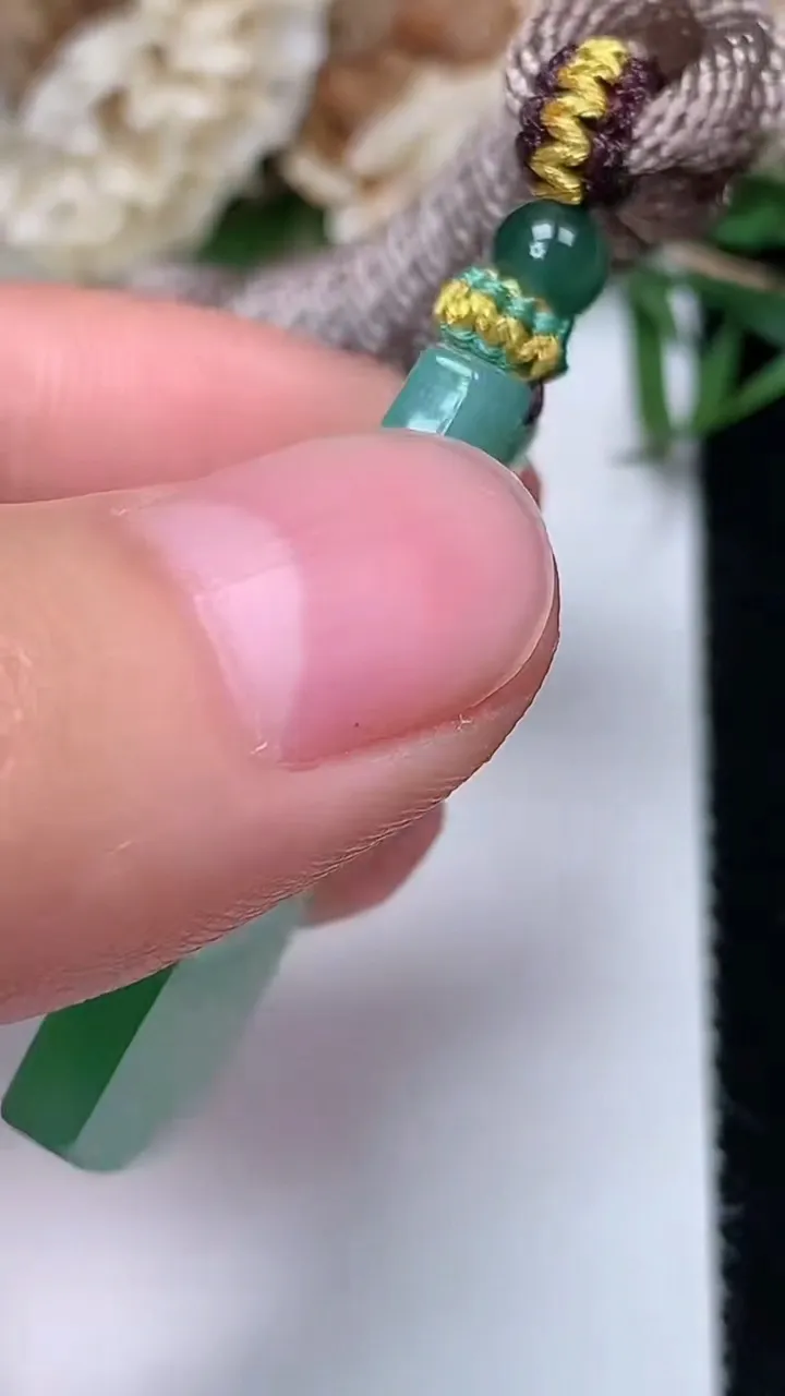 天然A货翡翠无事牌吊坠，尺寸33.3-17.2-4.3，重量:9.06g
12月13日