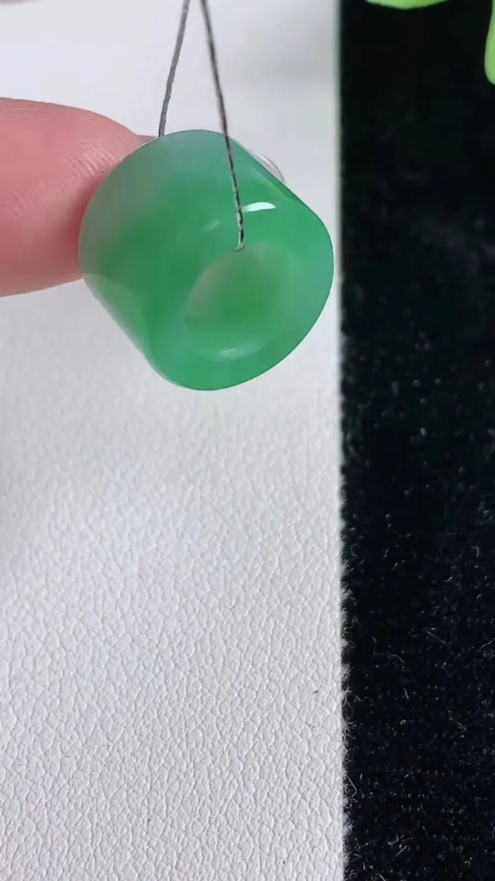 天然A货翡翠路路通吊坠，尺寸14.2-9.8-2.7，重量:3.90g
12月13日