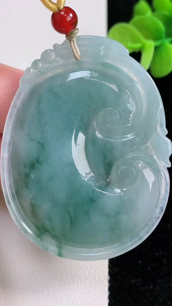 天然A货翡翠飘花如意吊坠，尺寸55.2-42.3-6，重量:26.03g
12月13日