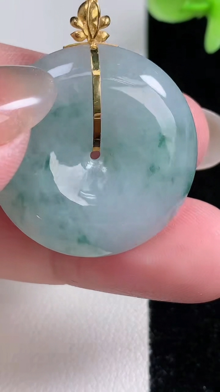 天然A货翡翠18K金飘花平安扣吊坠，尺寸28.6-6.5，重量:11.88g
12月13日