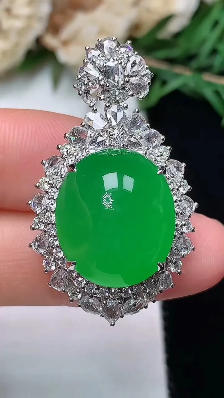 天然A货翡翠蛋面吊坠，尺寸35.6-21.7-15.5，裸石16.5-14.3，重量:10.13g
