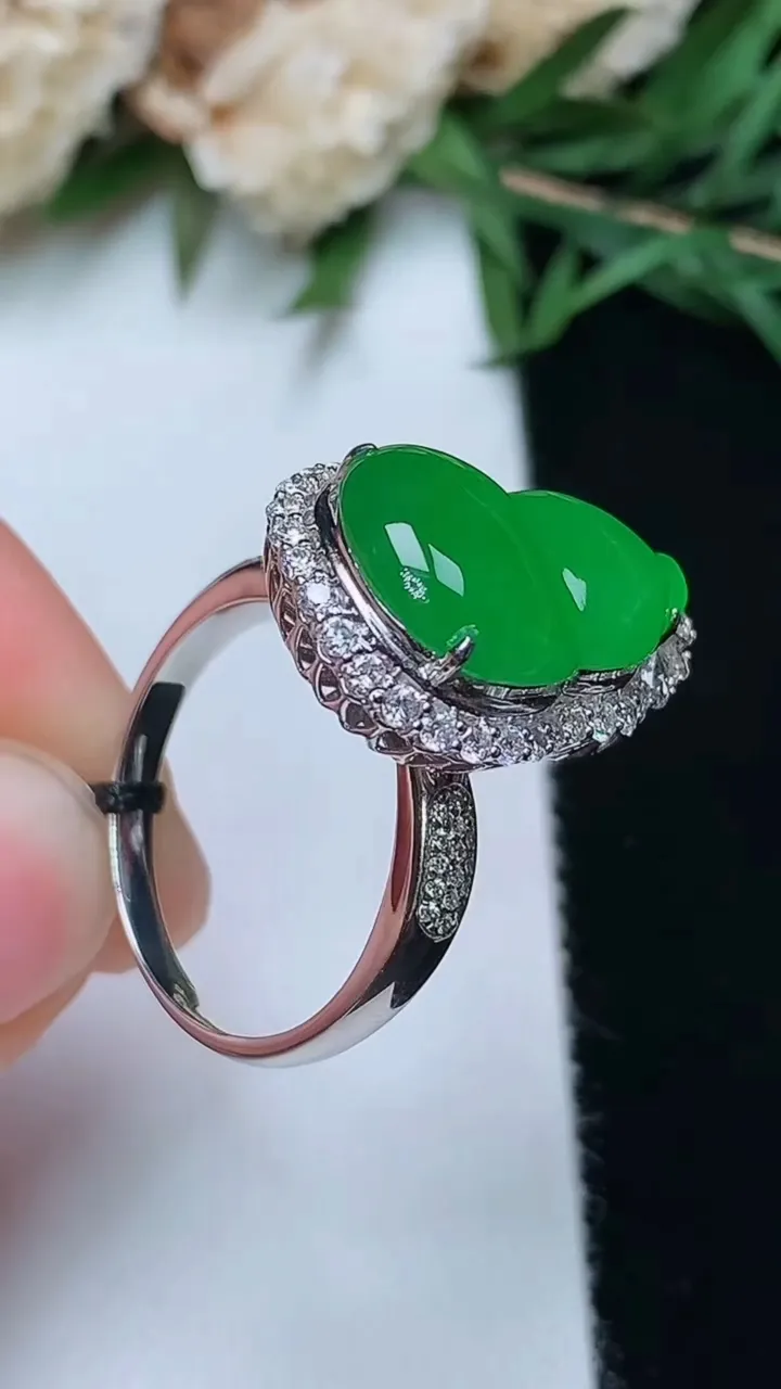 天然A货翡翠葫芦戒指 吊坠两用款，尺寸17-15.9-11，重量:6.02g2025年12月13日
工厂直销收藏佳品,种好水足，色泽均匀，有种有色，上手高大气！