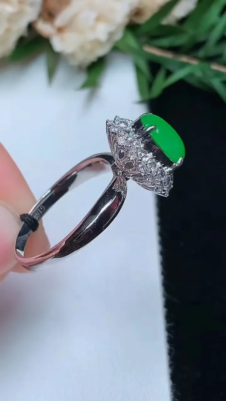 天然A货翡翠蛋面戒指，尺寸17.6-8.6-6.5，重量:3.52g2025年12月13日
工厂直销收藏佳品,种好水足，色泽均匀，有种有色，上手高大气！