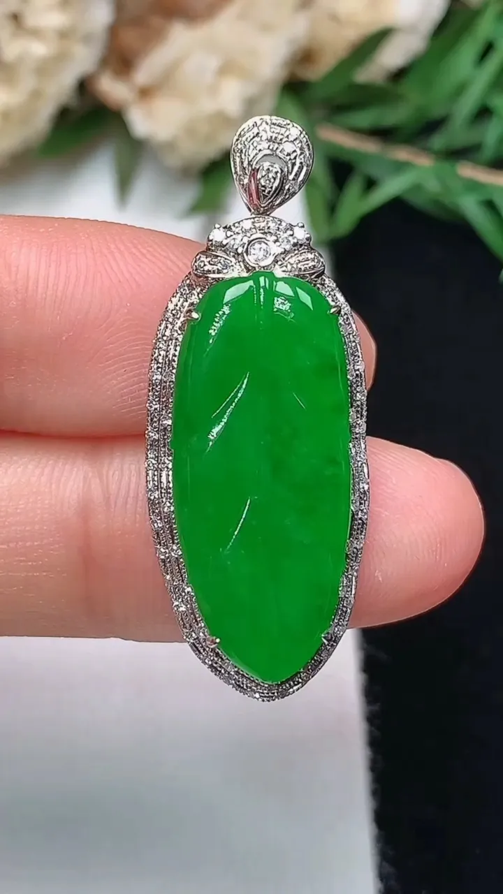 天然A货翡翠金枝玉叶 叶子吊坠，尺寸34.2-12.9-7，裸石23.5-10.3，重量:4.38g