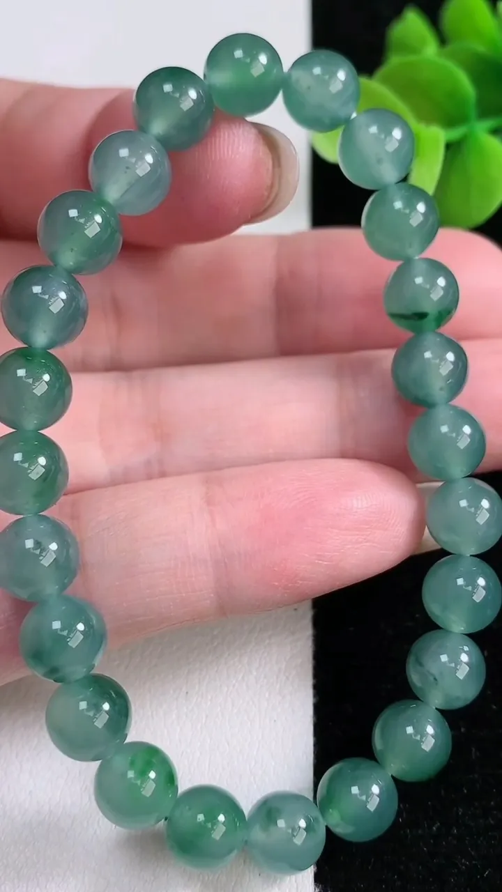 天然A货翡翠种蓝水圆珠手串，尺寸7.5-24颗，重量:20.17g12月13日
工厂直销收藏佳品,种好水足，色泽均匀，有种有色，上手高大气！