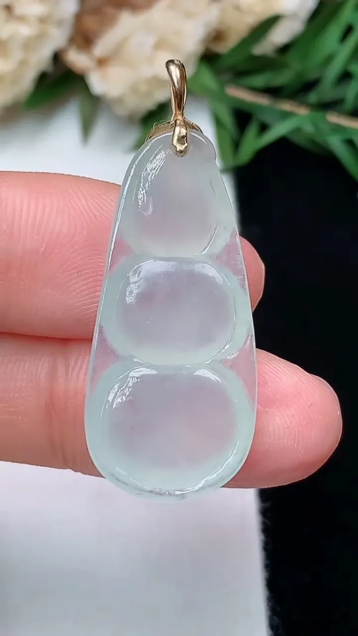 天然A货翡翠白冰福豆吊坠，尺寸29.2-13.8-5.2，重量:3.99g
12月13日