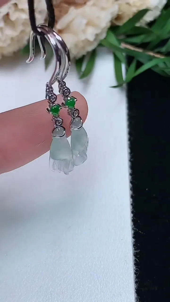 天然A货翡翠白冰掌上明珠耳坠，尺寸13.7-5.2-2.6，重量:1.62g12月13日
工厂直销收藏佳品,种好水足，色泽均匀，有种有色，上手高大气！