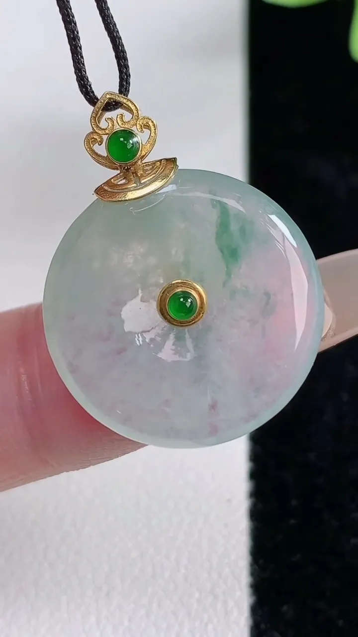 天然A货翡翠种飘花平安扣吊坠，尺寸21-3.2，重量:3.74g
12月13日