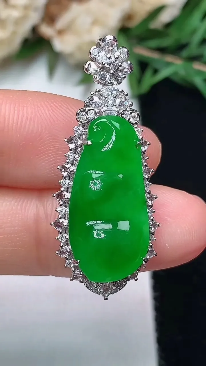 天然A货翡翠福豆吊坠，尺寸34.4-14.5-9.8，裸石21.3-10.3，重量:5.37g
12月13日，重量:5.37g