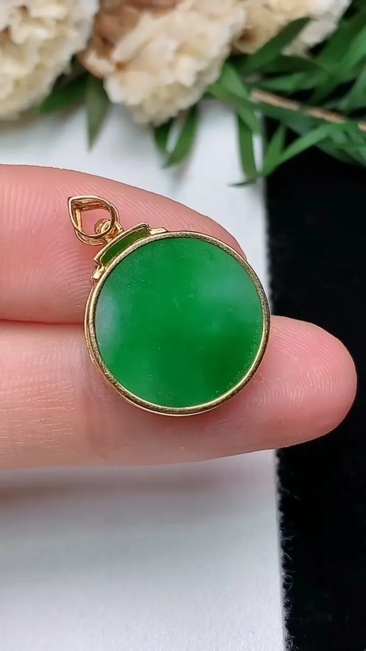 天然A货翡翠无事牌吊坠，尺寸15.5-4.5，重量:3.14g
12月13日