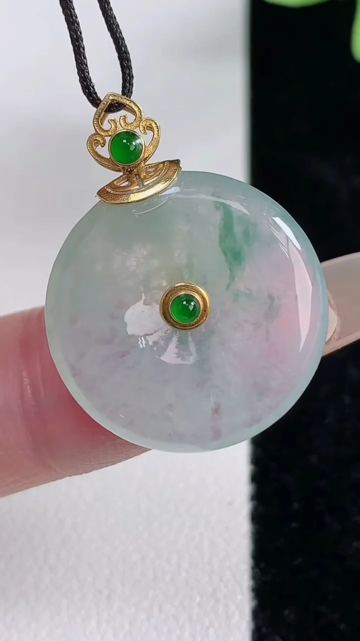 天然A货翡翠种飘花平安扣吊坠，尺寸21-3.2，重量:3.74g
12月13日