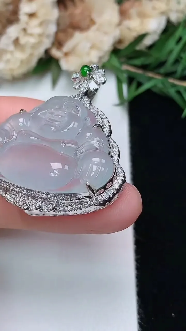 天然A货翡翠白冰佛公吊坠，尺寸35.5-31.3-10，裸石20.4-28.7，重量:7.13g
12月13日