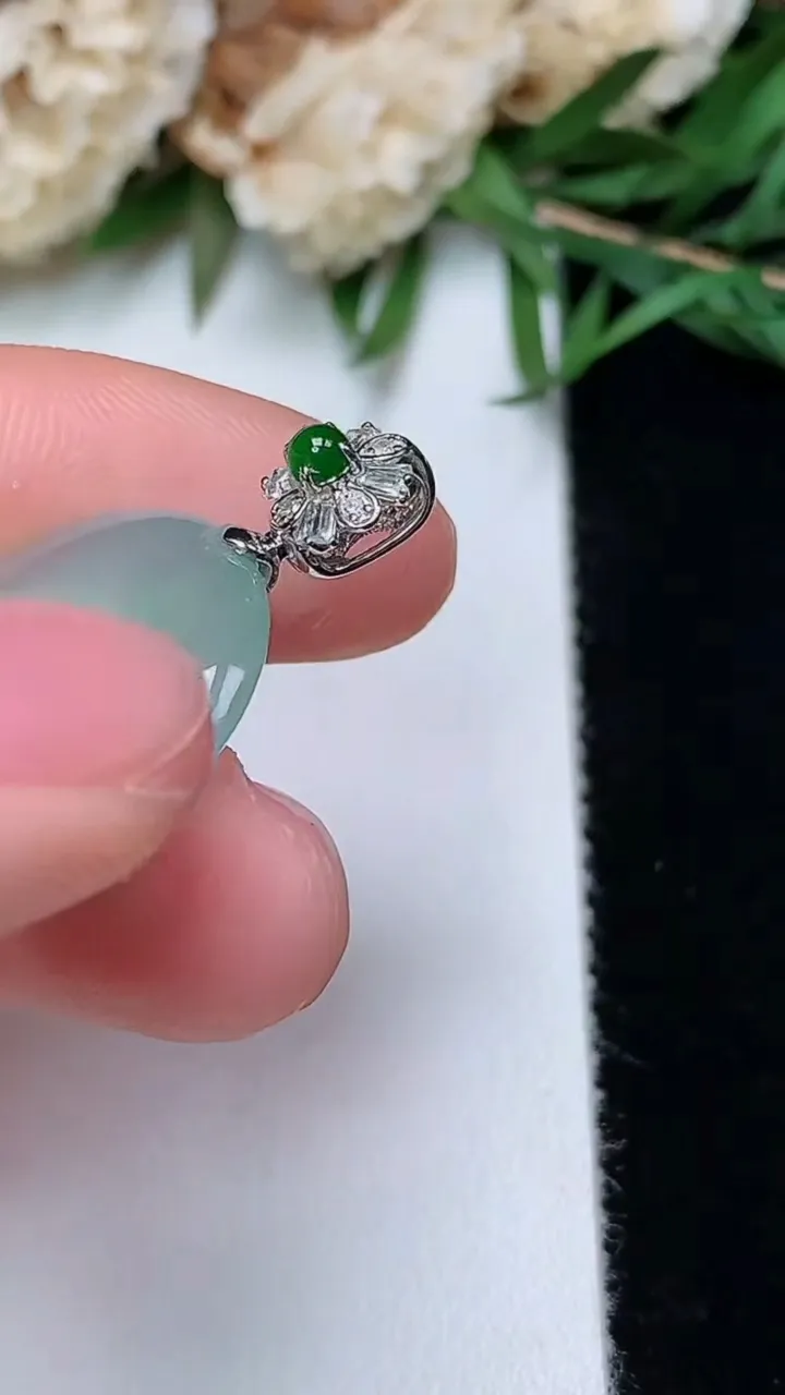 天然A货翡翠平安扣吊坠，尺寸18.6-3.9，重量:3.37g
12月13日
