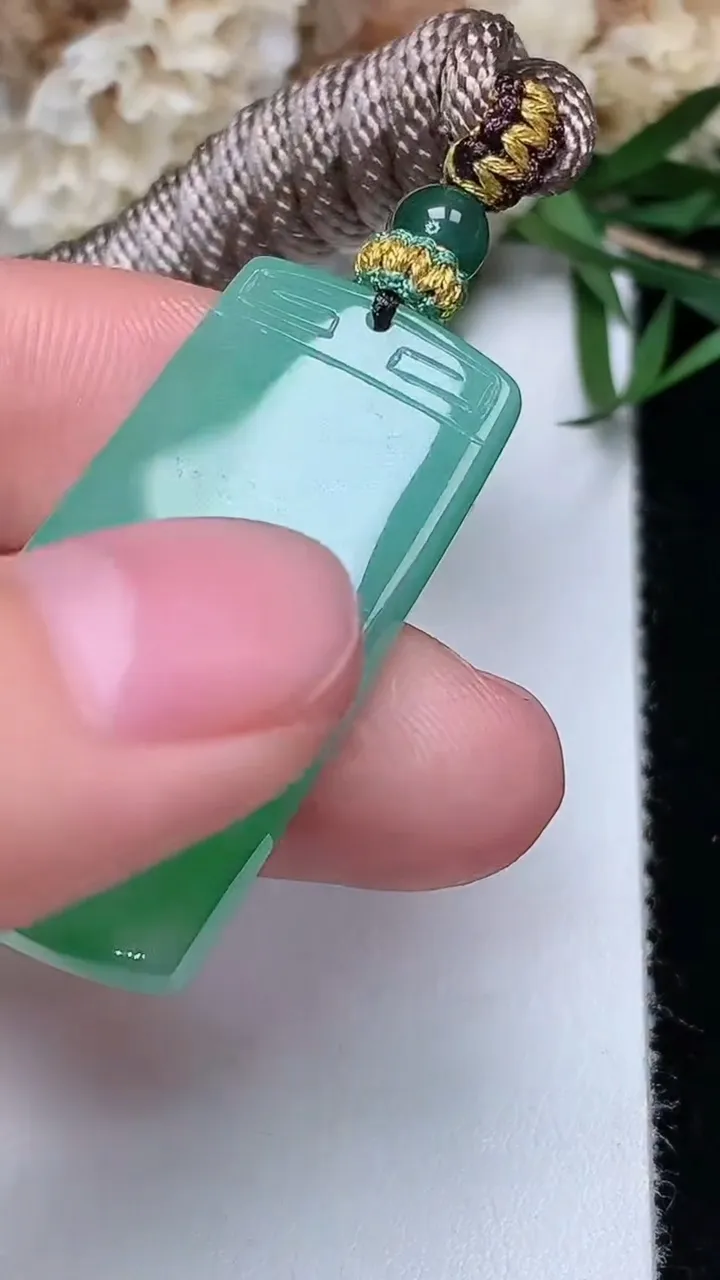 天然A货翡翠无事牌吊坠，尺寸33.3-17.2-4.3，重量:9.06g
12月13日