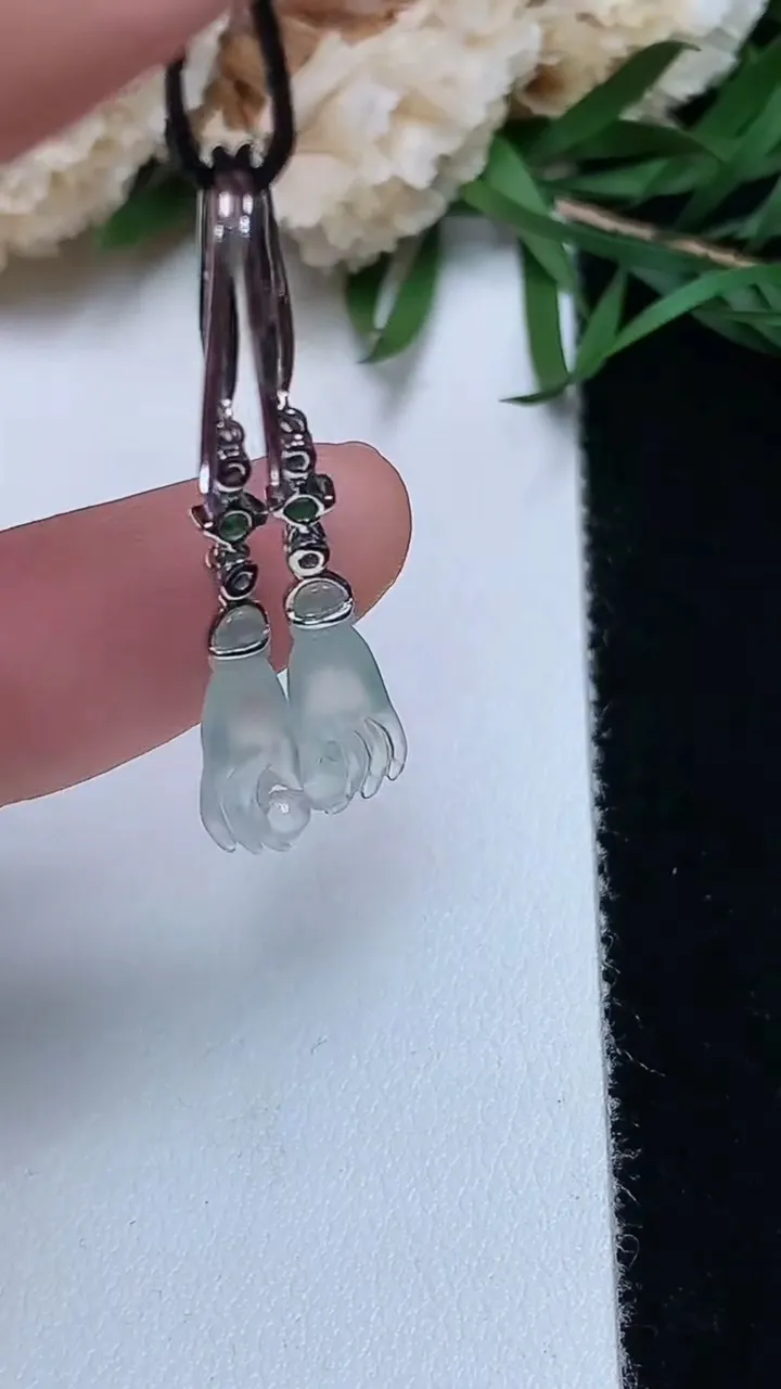 天然A货翡翠白冰掌上明珠耳坠，尺寸13.7-5.2-2.6，重量:1.62g12月13日
工厂直销收藏佳品,种好水足，色泽均匀，有种有色，上手高大气！