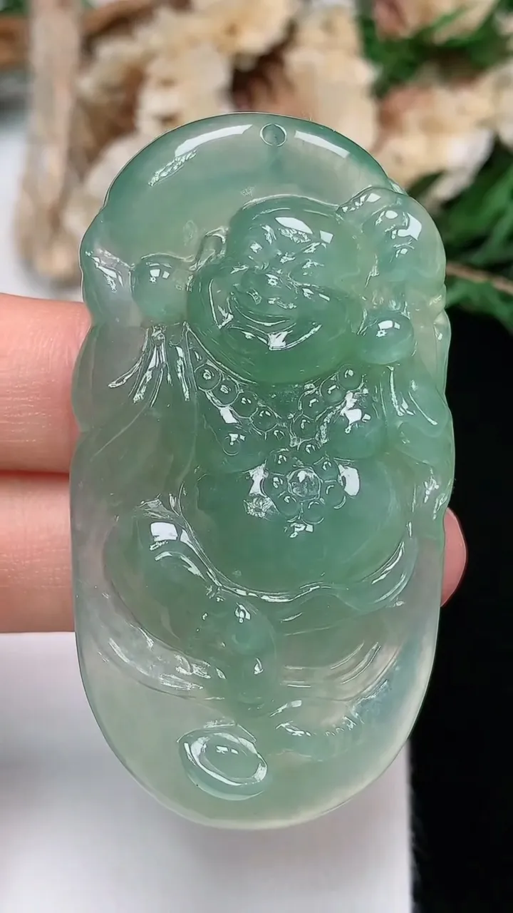 天然A货翡翠逍遥佛吊坠，尺寸52.4-28.3-8，重量:20.19g
12月13日