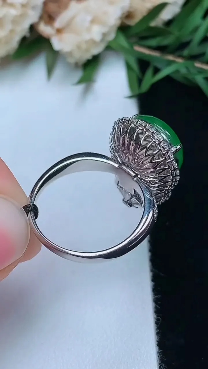 天然A货翡翠葫芦戒指 吊坠两用款，尺寸17-15.9-11，重量:6.02g2025年12月13日
工厂直销收藏佳品,种好水足，色泽均匀，有种有色，上手高大气！