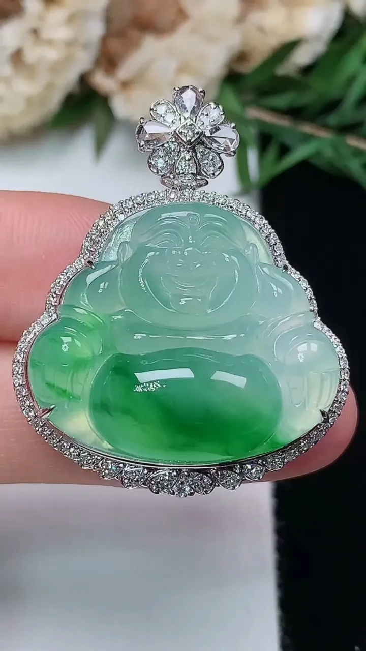 天然A货翡翠佛公吊坠，尺寸34.9-28.4-12.3裸石21.2-25.4，重量:10.69g
1