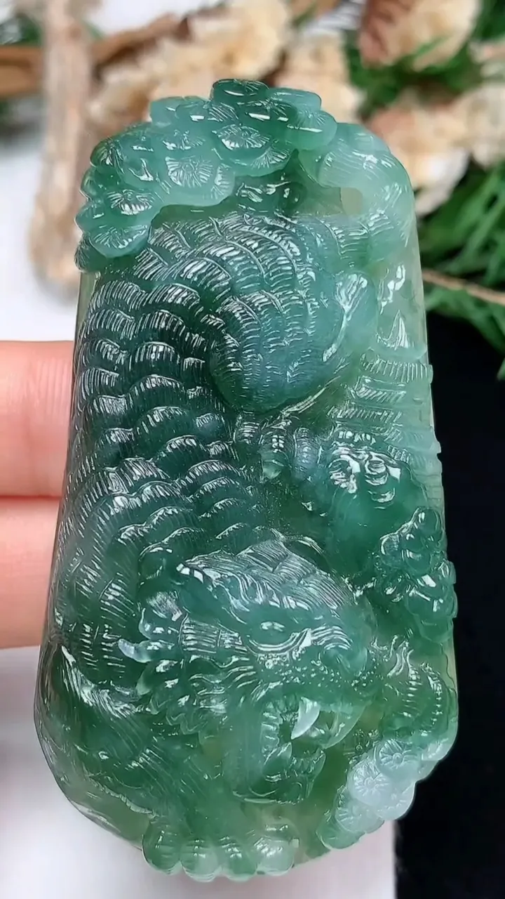 天然A货翡翠生肖虎吊坠，尺寸63-34.4-12.3，重量:52.72g
12月13日