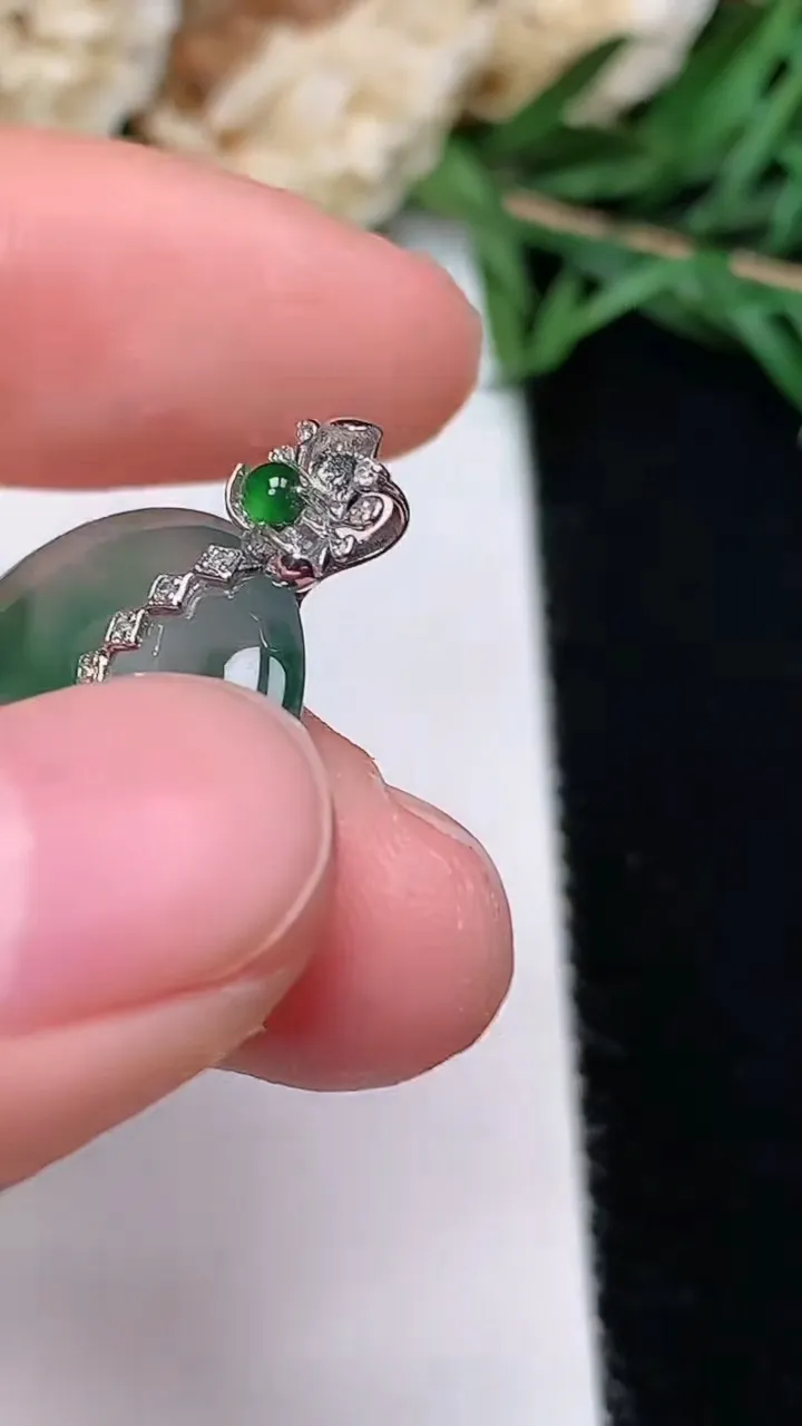 天然A货翡翠飘花平安扣吊坠，尺寸18.2-4.2，重量:3.33g
12月13日