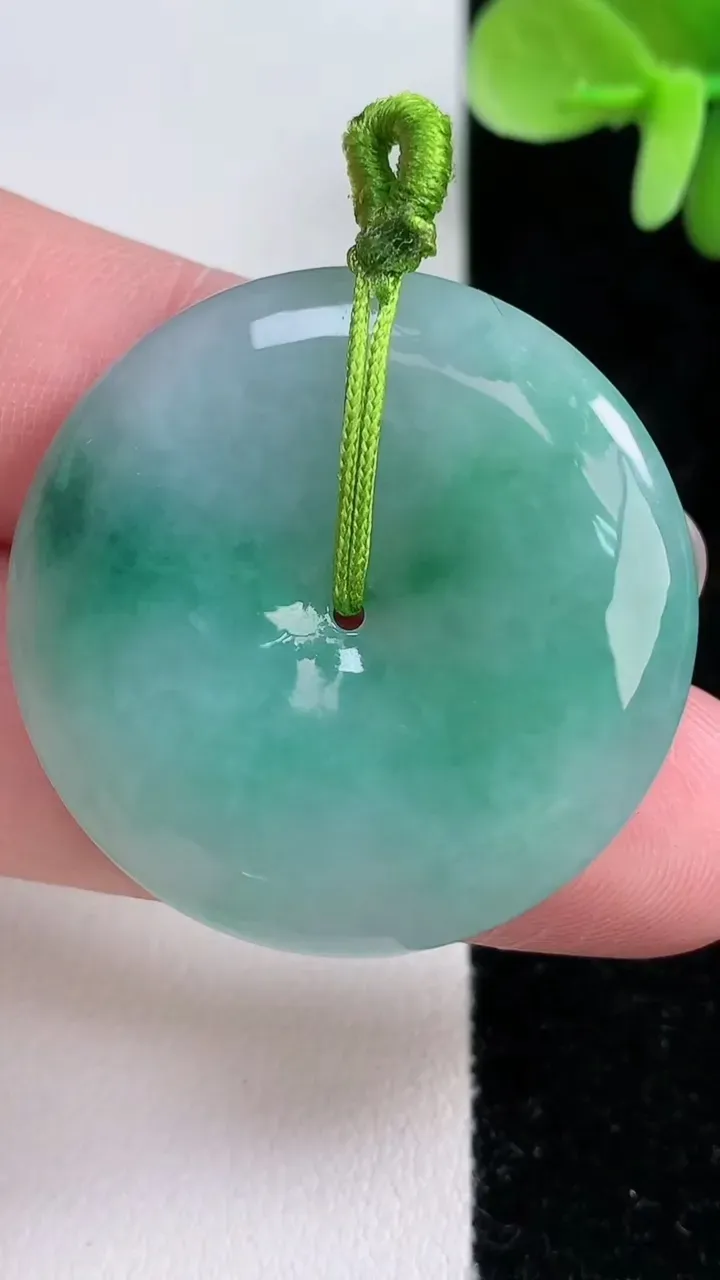 天然A货翡翠平安扣吊坠，尺寸33.5-5.5，重量:13.63g
12月13日