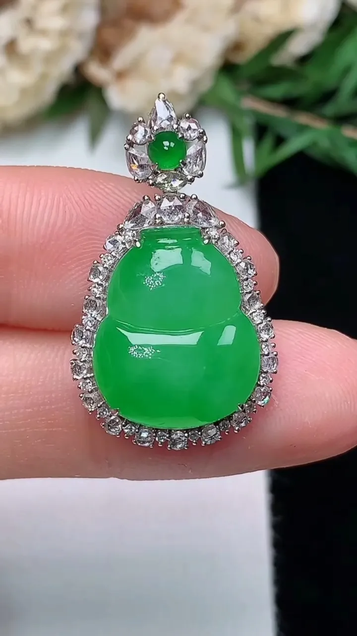 天然A货翡翠葫芦吊坠，尺寸27.3-16.3-8，裸石15.5-12.8，重量:4.26g
12月13日