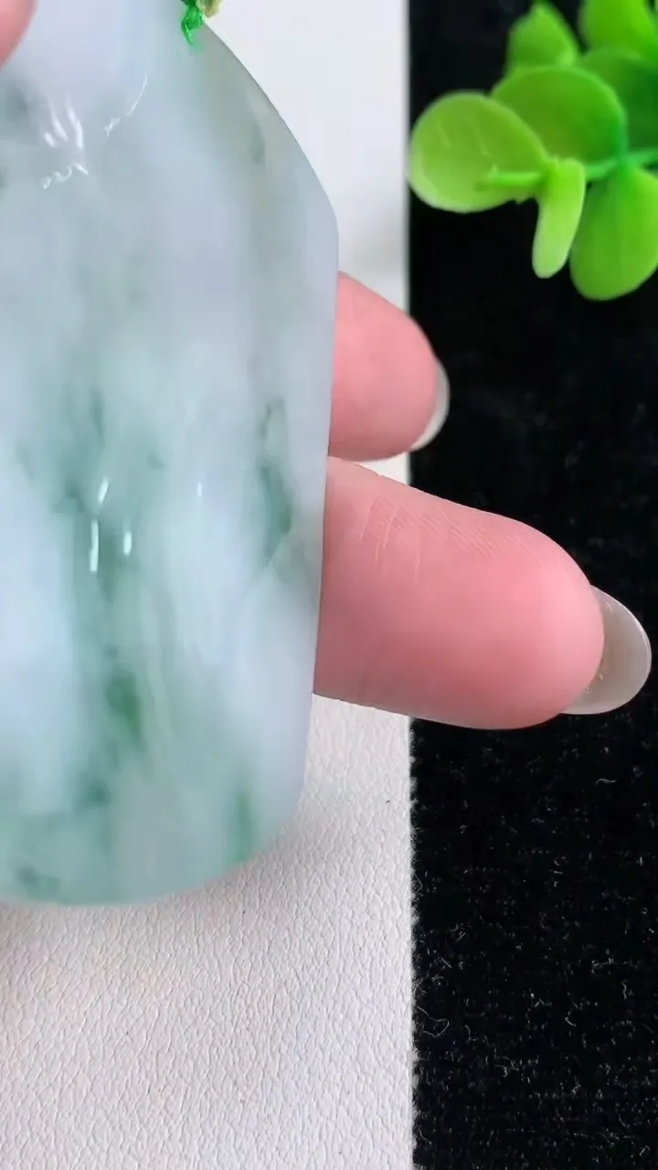 天然A货翡翠飘花祥龙大势至菩萨吊坠，尺寸62.5-47.5-5，重量:35.25g
12月13日