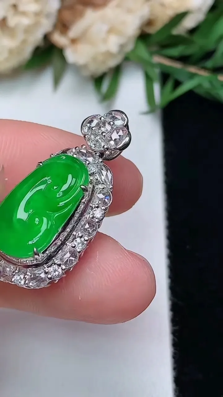 天然A货翡翠如意吊坠，尺寸28-14-9.5，裸石15.5-9.4，重量:4.05g
12月13日