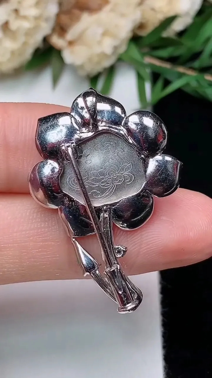 天然A货翡翠白冰花开富贵胸针 吊坠两用款，尺寸32.2-22-7.5
12月13日，重量:4.72g