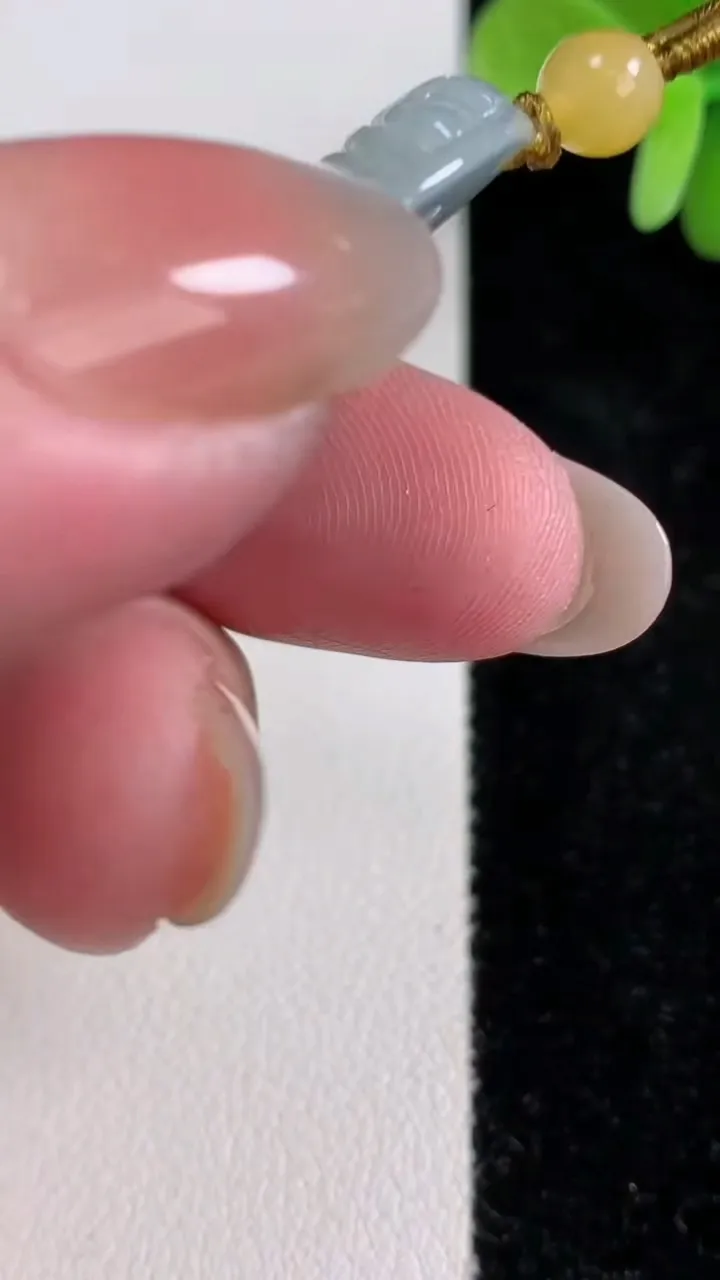 天然A货翡翠观音菩萨吊坠，尺寸51-34-4.8，重量:16.03g
12月13日