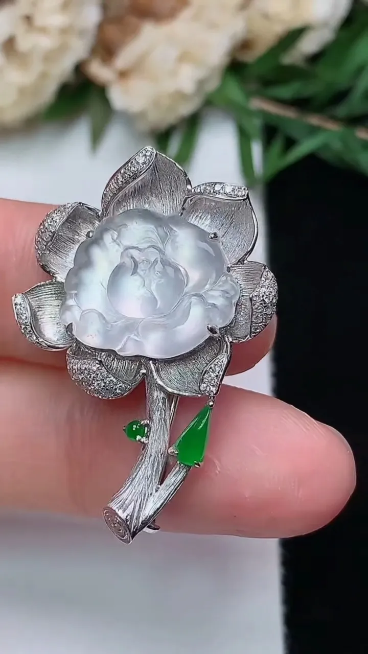天然A货翡翠白冰花开富贵胸针 吊坠两用款，尺寸32.2-22-7.5
12月13日，重量:4.72g