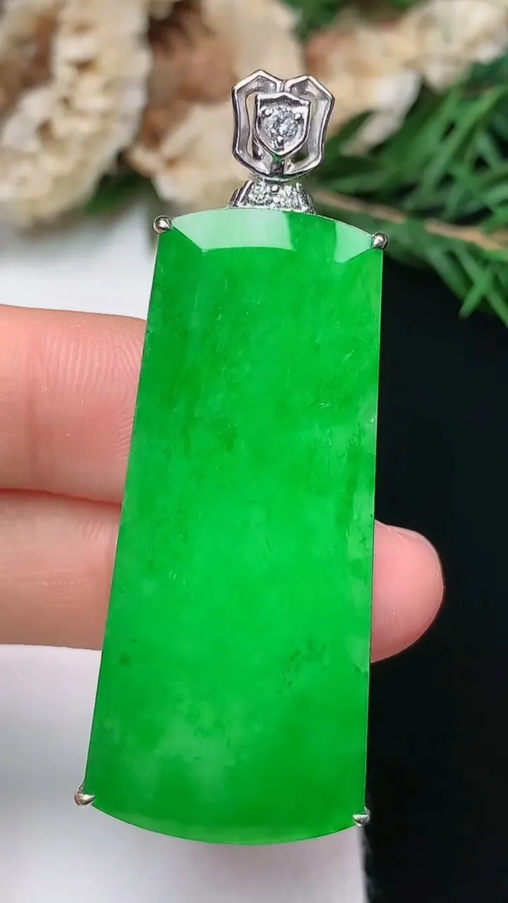 天然A货翡翠无事牌吊坠，尺寸44.2-19.6-7.4，重量:13.74g
12月13日