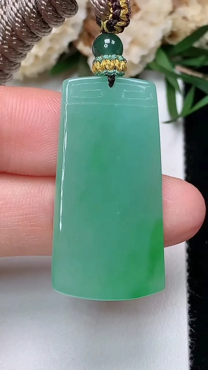 天然A货翡翠无事牌吊坠，尺寸33.3-17.2-4.3，重量:9.06g
12月13日
