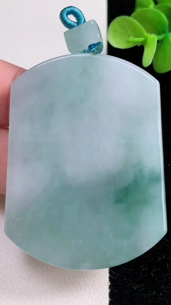 天然A货翡翠飘花无事牌吊坠，尺寸53.4-40.2-5.8，重量:40.09g
12月13日