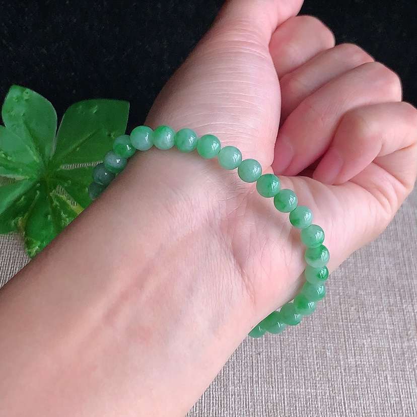 a货翡翠冰种飘绿圆珠佛珠手串32颗 尺寸5.5mm 重量11.42g 1212