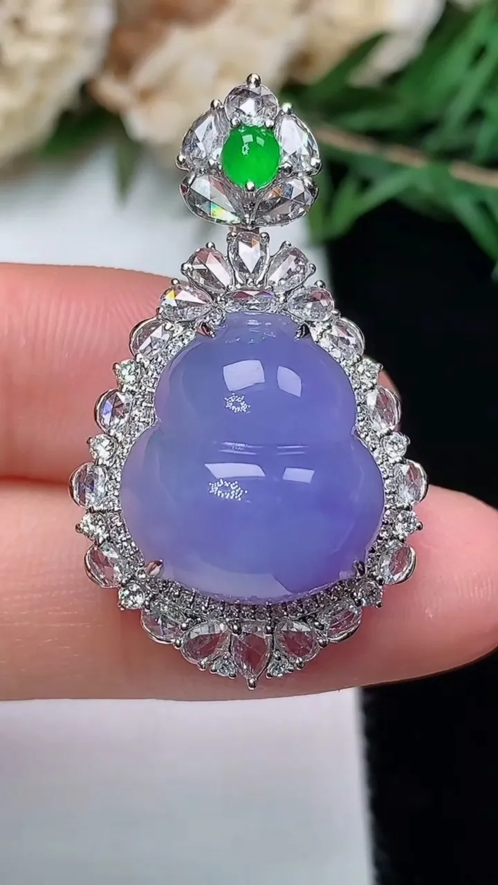 天然A货翡翠紫罗兰葫芦吊坠，尺寸34.5-20-14.4，裸石15.6-14，重量:6.21g
12