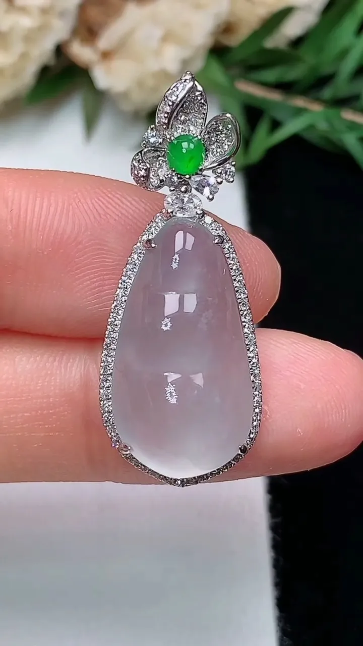 天然A货翡翠白冰福豆吊坠，尺寸33-13-9，裸石20.5-11，重量:4.03g
12月13日