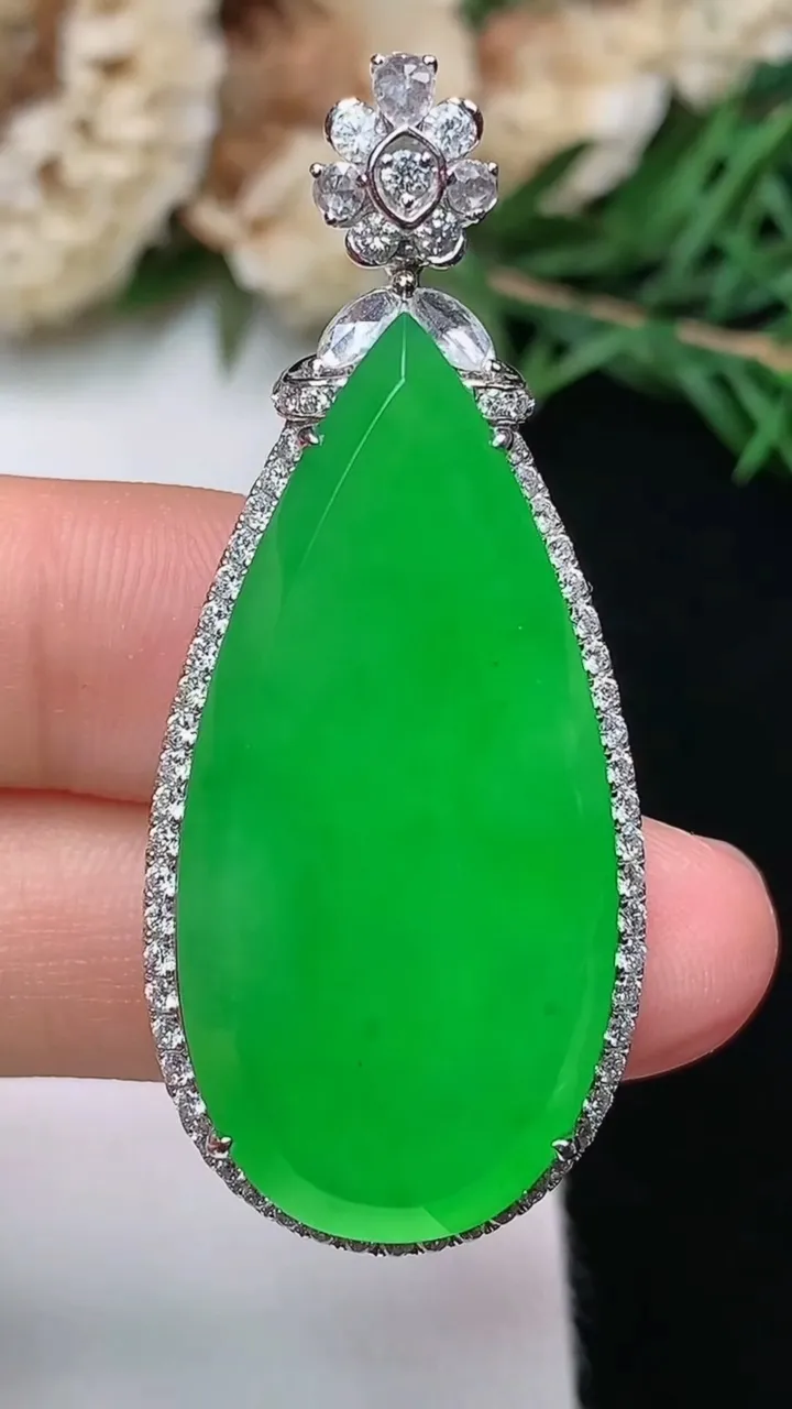 天然A货翡翠水滴吊坠，尺寸47.5-20.3-9.4裸石36-17，重量:13.34g
12月13日