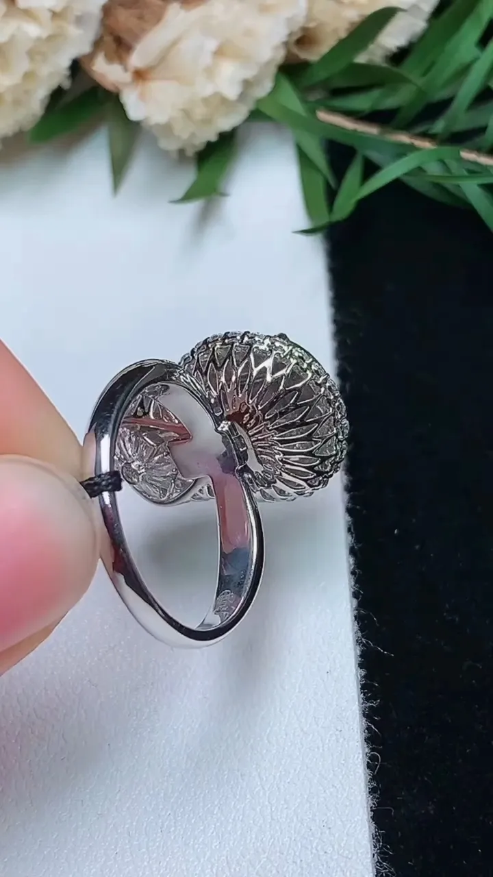 天然A货翡翠葫芦戒指 吊坠两用款，尺寸17-15.9-11，重量:6.02g2025年12月13日
工厂直销收藏佳品,种好水足，色泽均匀，有种有色，上手高大气！