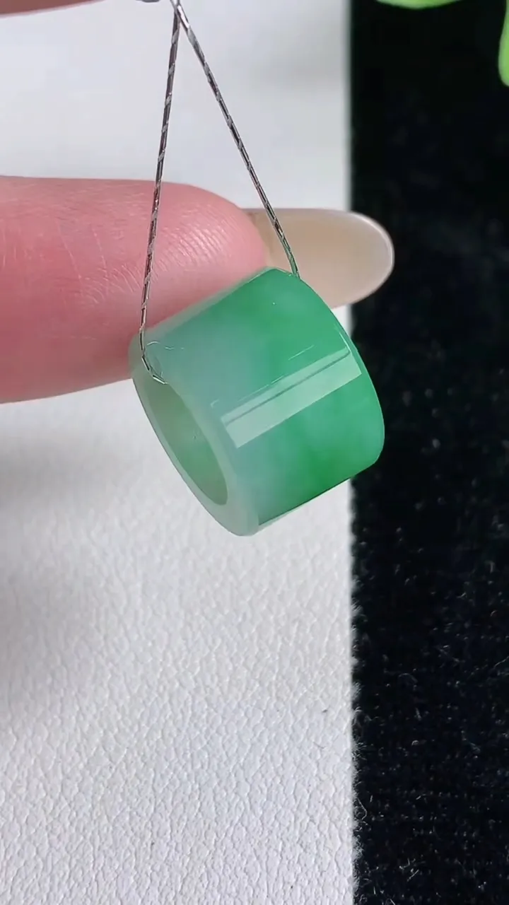 天然A货翡翠路路通吊坠，尺寸14.2-9.8-2.7，重量:3.90g
12月13日