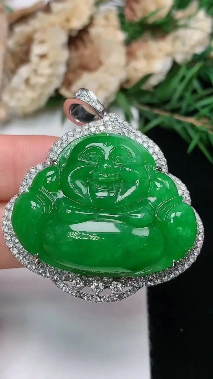 天然A货翡翠佛公吊坠，尺寸46.2-38.5-11裸石25.8-33.7，重量:18.03g
12月13日