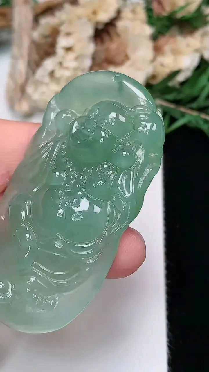 天然A货翡翠逍遥佛吊坠，尺寸52.4-28.3-8，重量:20.19g
12月13日