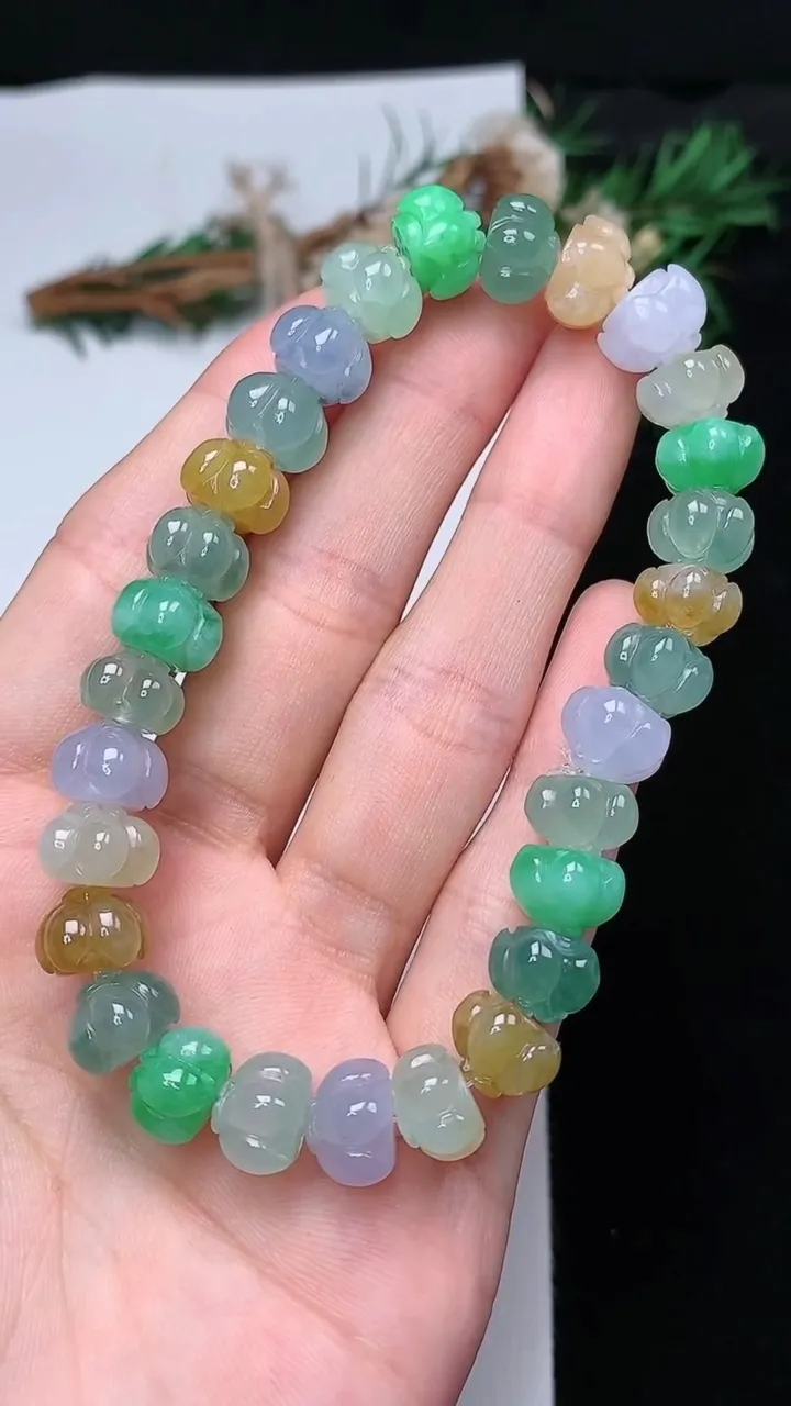 天然A货翡翠三彩莲蓬手串，尺寸9.5-7-29颗，重量:32.21g12月13日
工厂直销收藏佳品,种好水足，色泽均匀，有种有色，上手高大气！
