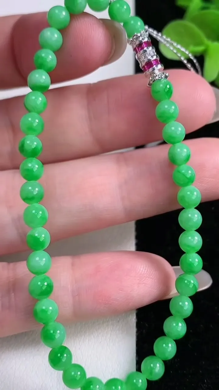 天然A货翡翠圆珠手串，尺寸4.3-38颗，重量:8.29g12月14日
工厂直销收藏佳品,种好水足，色泽均匀，有种有色，上手高大气！