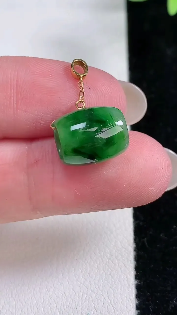天然A货翡翠路路通吊坠，尺寸15.6-10.3，重:1.90g
12月14日