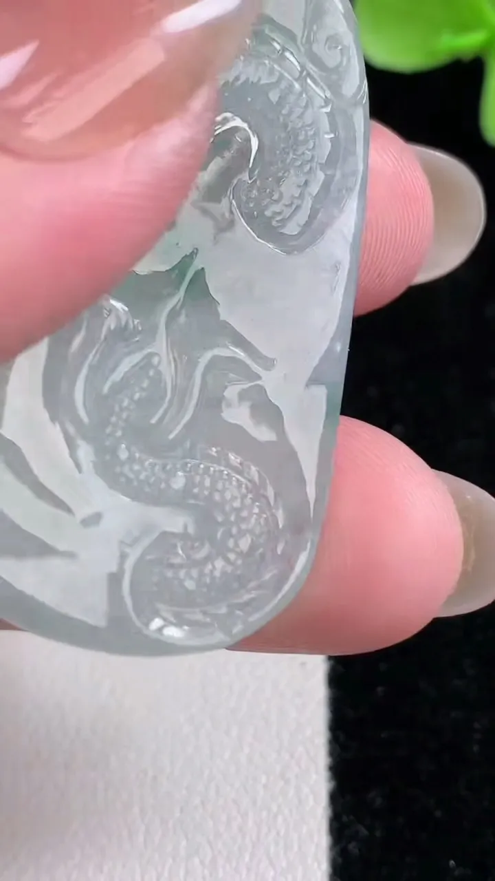 天然A货翡翠种飘花龙牌吊坠，尺寸42-24-5.5，重量:11.86g
12月14日