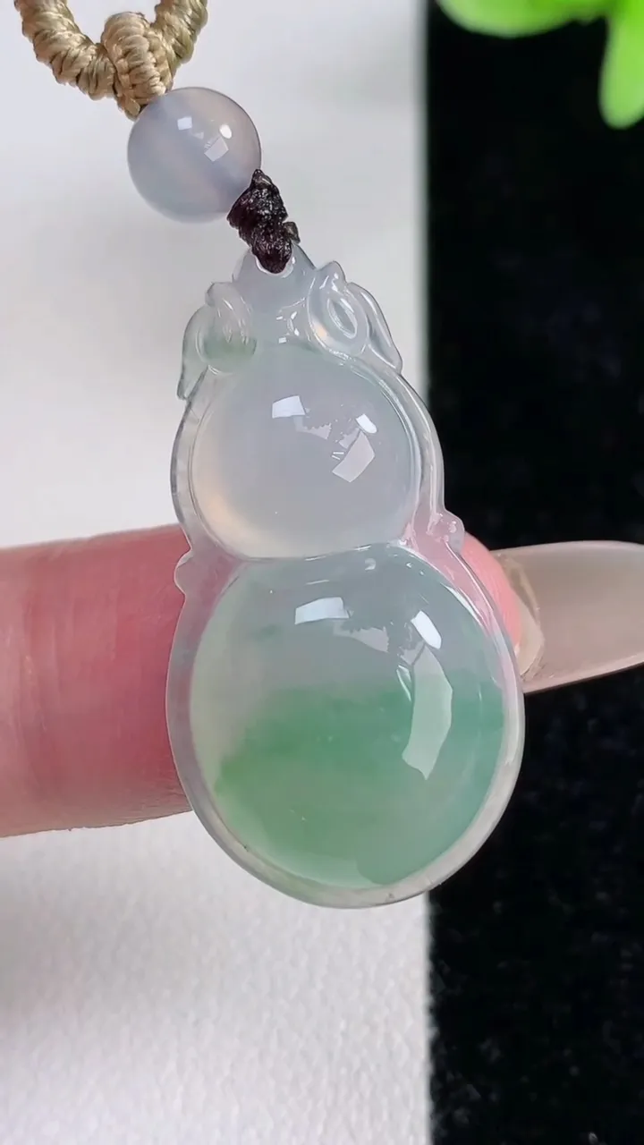 天然A货翡翠葫芦吊坠，尺寸31.4-16.7-6，重量:7.03g
12月14日